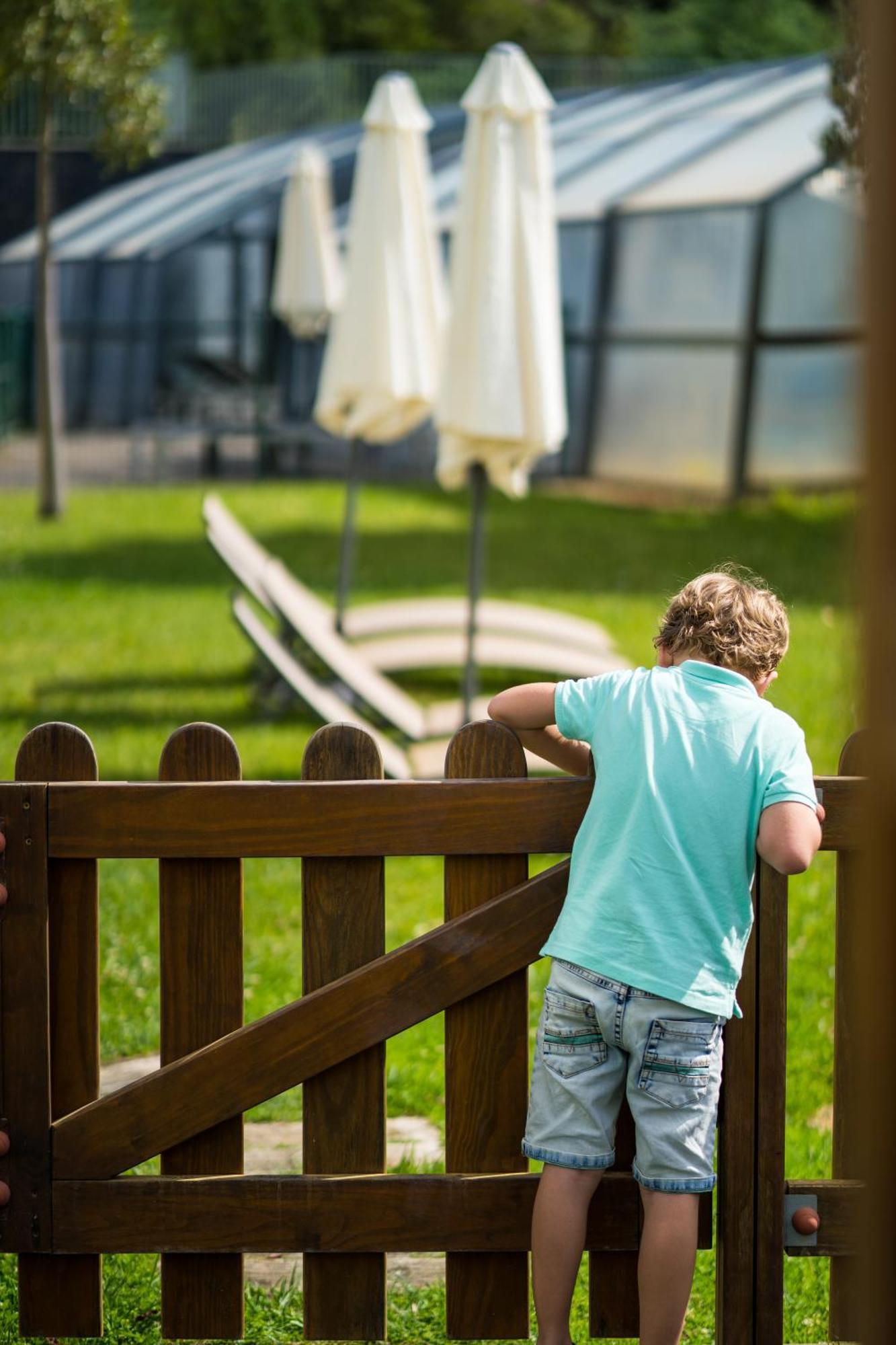 Monchique Resort & Spa Eksteriør billede A child looking through a fence